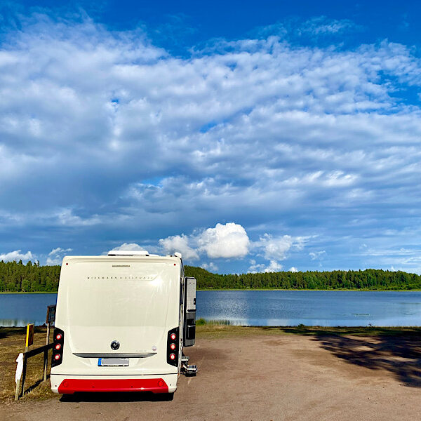 Frei stehen an einem See in Schweden